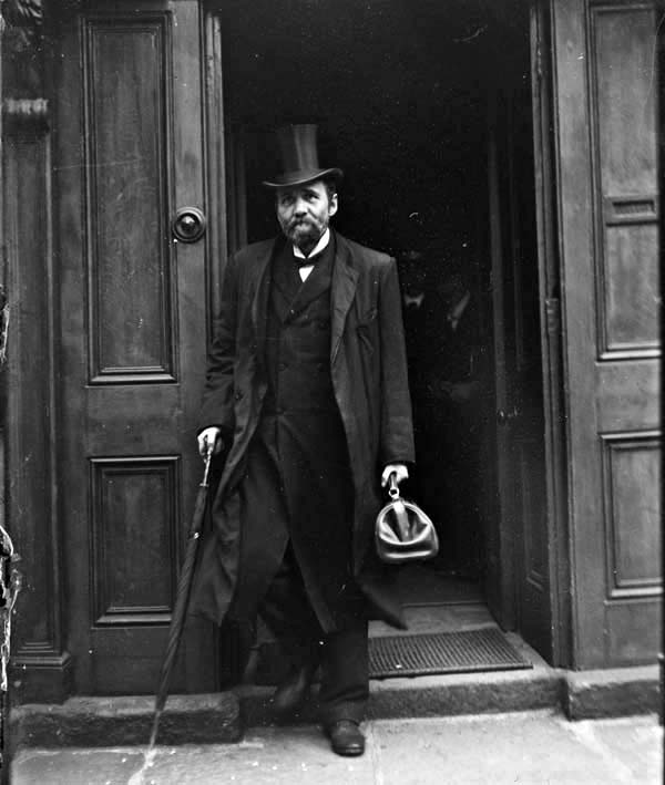 Doctor with Gladstone bag, Dublin ca. 1900. Photo J. J. Clarke [600 x ...