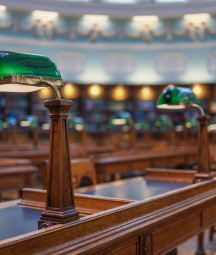 Lampaí deisce ar dheasca i Seomra Léitheoireachta Leabharlann Náisiúnta na hÉireann