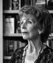 Portrait photograph of Edna O'Brien in front of bookshelves 