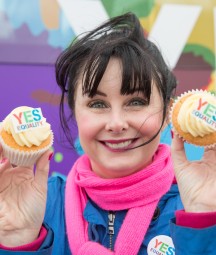 Marian Keyes with Yes cupcakes