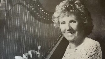 Image of Grainne Yeats with a harp