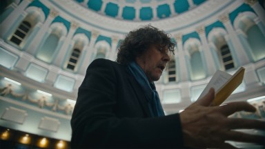 Stephen Rea ag léiriú ‘The Rainstick’ le Seamus Heaney i Seomra Léitheoireachta NLI