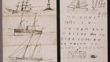 Léaráid lámh-tharraingthe de thrí chineál éagsúla long in aice le litir chódaithe scríofa le peann luaidhe