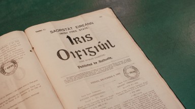 Imleabhar den Iris Oifigiúil agus é oscailte ar leathanach ó Nollaig 1922