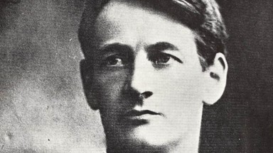 Grianghraf portráide dubh agus bán de Thoirdhealbhach Mac Suibhne