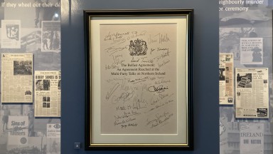 Cóip de Chomhaontú Aoine an Chéasta i gcás taispeántais.
