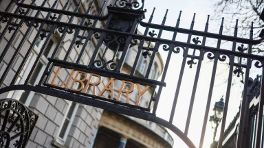 Íomhá geata ar a bhfuil an focal <i>Library</i> in iarann teilgthe