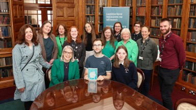 Grúp-ghrianghraf de Scoil Chuimsitheach na Tríonóide in éineacht leis an Dr. Audrey Whitty