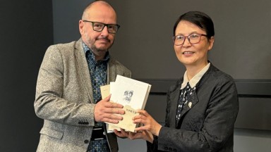 The presentation of the Chinese translation of James Joyce’s Ulysses by Professor Xiangyu Liu from Beijing Normal University to Eoin McCarney, Head of Published Collections at NLI.