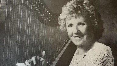 Image of Grainne Yeats with a harp