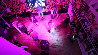 People dancing