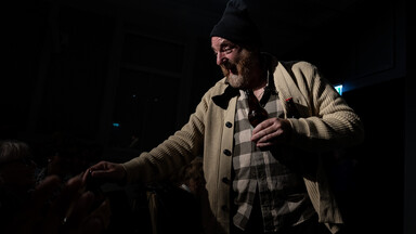 Jérôme Pouly performs an extract from Faith Healer. He holds a Guinness bottle
