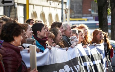 Roinnt ban ag coinneáil suas meirge mór