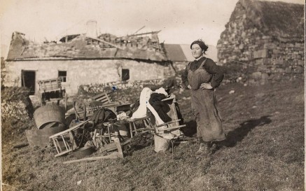 Sean-ghrianghraf d’Iníon de Brún agus giuirléidí s’aici timpeall uirthi, taobh amuigh dá teach ar An Maoilinn, Co. Chorcaí, a scriosadh in ionsaí díoltais ag na Dúchrónaigh. 7 Eanáir 1921