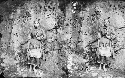 Bridget Sweeney ag díol sólaistí ag Bearna an Choimín i gCiarraí timpeall 1860-1870