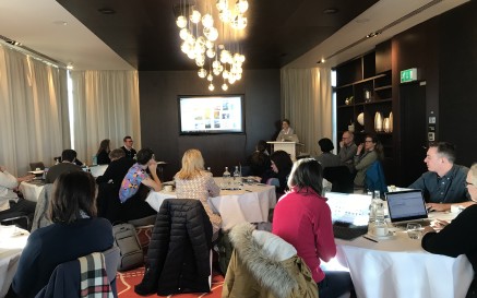 Bean ag cur a hábhar i láthair do sheomra lán daoine ag an Radisson Blu Hotel