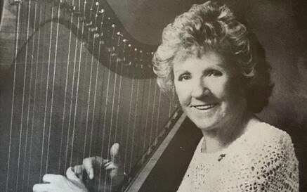Image of Grainne Yeats with a harp